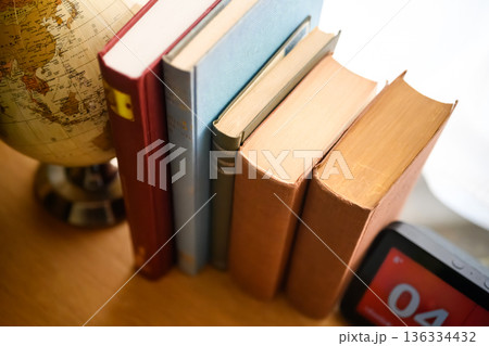 机の上の古い本と地球儀 机の上の古い本と地球儀 136334432