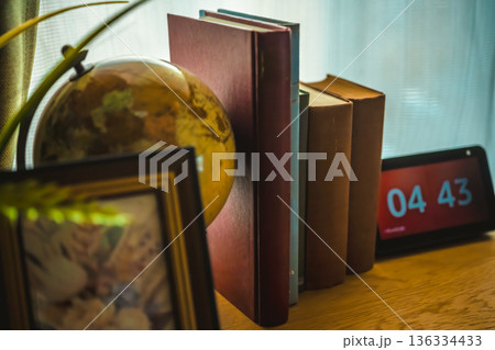 机の上の静物と時計 136334433