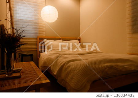 温かい寝室の照明 136334435