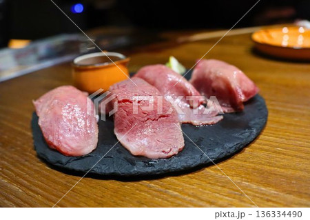 黒皿に並ぶ上質な肉寿司の美しい盛り付け 黒皿に並ぶ上質な肉寿司の美しい盛り付け 136334490