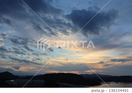 夕焼けに染まる空と水辺の幻想的な風景 夕焼けに染まる空と水辺の幻想的な風景 136334491