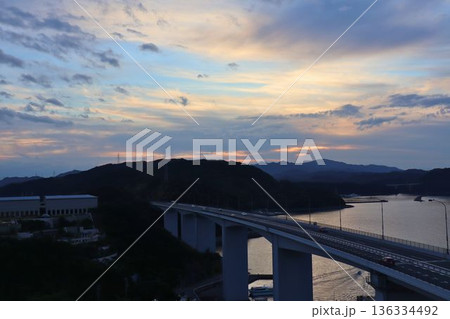 夕暮れに染まる大橋と水辺の美しい風景 夕暮れに染まる大橋と水辺の美しい風景 136334492