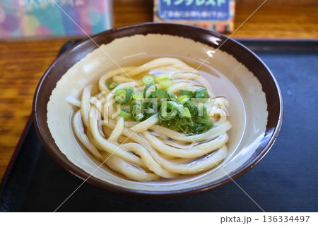 シンプルで美しいかけうどんの盛り付け 136334497