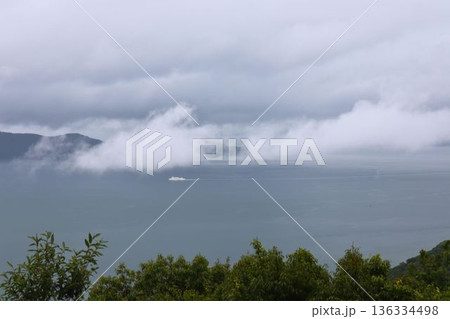 霧に包まれた湖と山並みの幻想的な風景 136334498