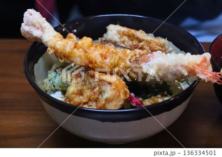 揚げたて海老天が香ばしい本格天丼のアップ 136334501