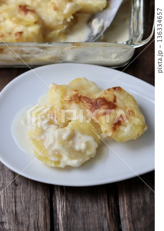 取り分けたフランスの家庭料理ドフィノア風じゃがいもグラタン 取り分けたフランスの家庭料理ドフィノア風じゃがいもグラタン 136334657