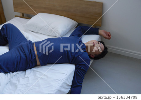 ベッドで眠る寝相が悪い男性 20代 ベッドで眠る寝相が悪い男性 20代 136334709