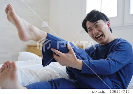 ベッドで足がつる20代男性 136334713