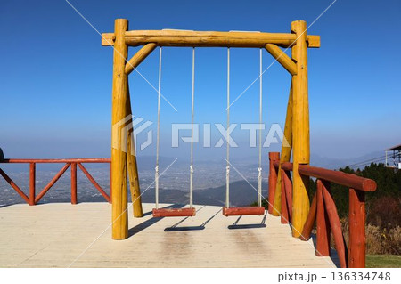 絶景を望む展望ブランコと広がる山々の風景 絶景を望む展望ブランコと広がる山々の風景 136334748