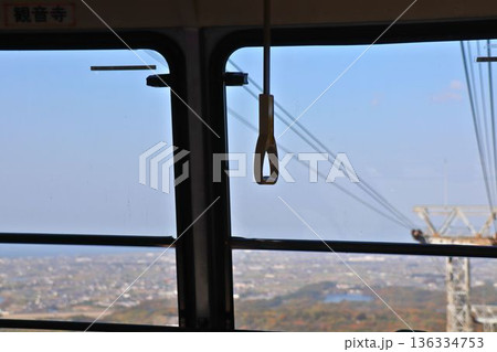 ケーブルカー車内から望む支柱と街並みの風景 136334753