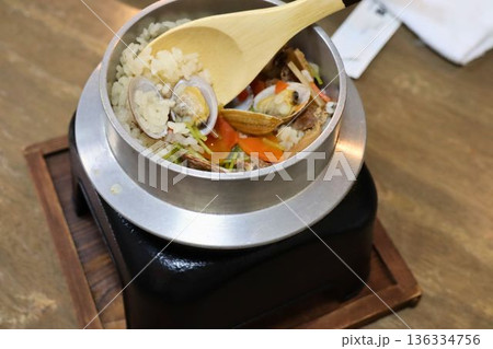 具材たっぷりの韓国風ご飯料理の盛り付け 136334756