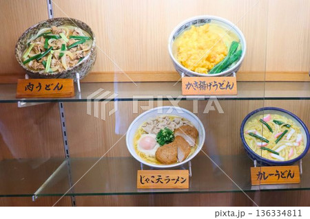 食品サンプルが並ぶショーケースのディスプレイ 136334811