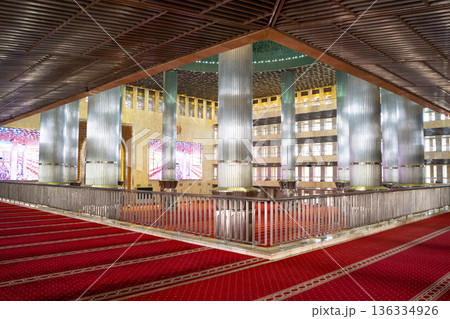 インドネシア・ジャカルタ　イスティクラル大モスクの内部空間 136334926