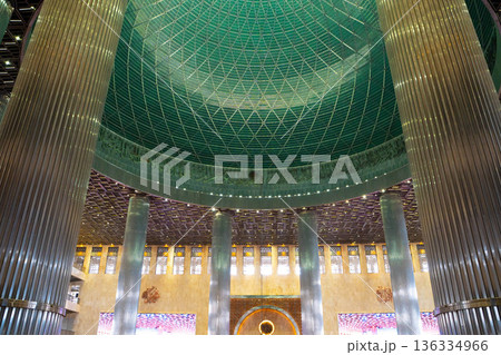 インドネシア・ジャカルタ　イスティクラル大モスクの内部空間 136334966
