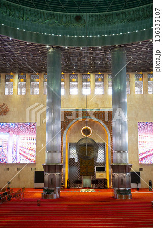 インドネシア・ジャカルタ　イスティクラル大モスクの内部空間 136335107