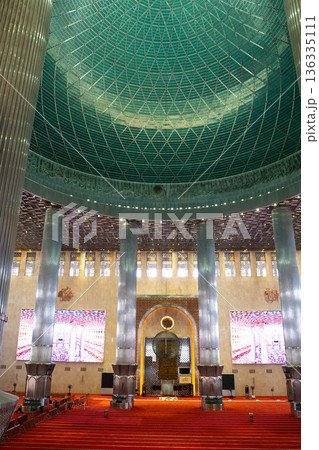 インドネシア・ジャカルタ イスティクラル大モスクの内部空間 インドネシア・ジャカルタ イスティクラル大モスクの内部空間 136335111