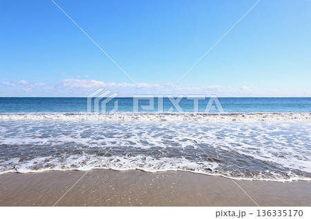 青空と青い海 136335170