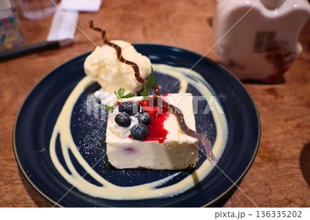 ブルーベリーとバニラアイスを添えたレアチーズケーキのデザートプレート 136335202