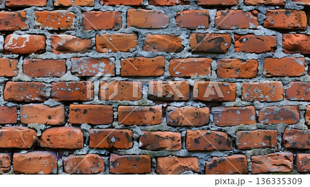 ヴィンテージ感あふれる赤レンガ壁のインダストリアル背景素材 136335309