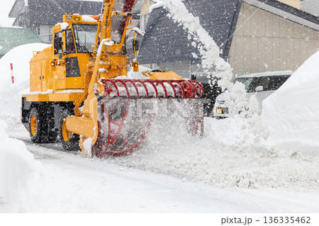 除雪するロータリ除雪車 136335462
