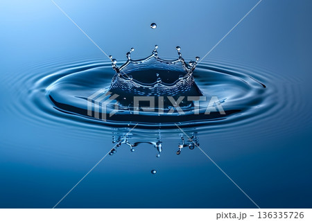 水面に落ちる水滴が生み出すクラウンスプラッシュ高速撮影背景 136335726