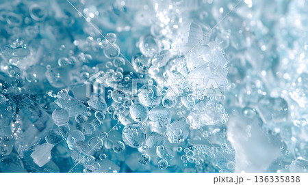 気泡が閉じ込められた青い氷のマクロテクスチャ背景素材 136335838
