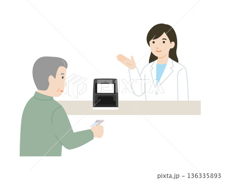 マイナンバーカード受付を案内する薬剤師 マイナンバーカード受付を案内する薬剤師 136335893