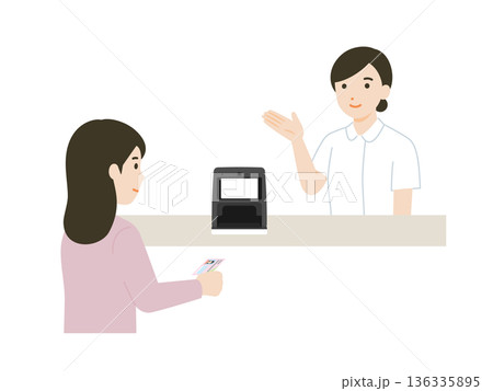 マイナンバーカード受付を案内する看護師 136335895
