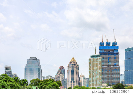 高層ビルのある都市風景【タイ・バンコク】 136335904