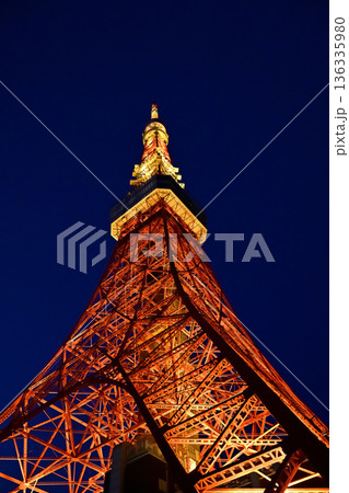 ライトアップした東京タワー ライトアップした東京タワー 136335980