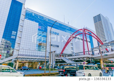 東京都の都市風景　立川駅北口ロータリー 136336133
