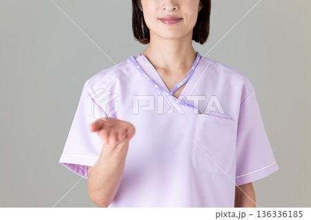医療用スクラブ姿のミドル女性看護師 136336185