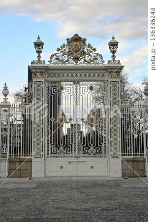 迎賓館赤坂離宮 正門から望む本館の全景 迎賓館赤坂離宮 正門から望む本館の全景 136336248