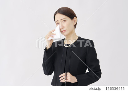 喪服を着た女性　泣く　白背景 136336453