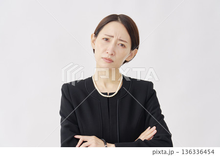 怒る喪服を着た女性　白背景 136336454