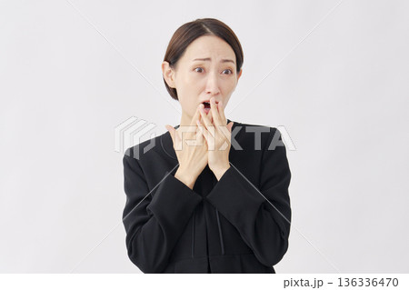 驚く喪服を着た女性　白背景　右向き 136336470