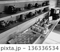 整えられた食器棚　フリードリンク　モノクロ 136336534