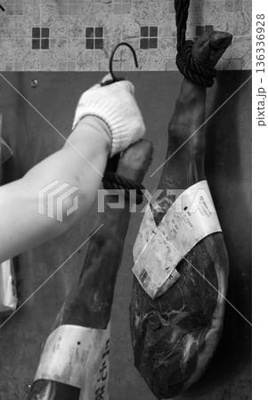 香港・徳輔道西の通称「海味街」と「呼ばれる乾物専門街で売られる雲南省の三元豚金華ハム 香港・徳輔道西の通称「海味街」と「呼ばれる乾物専門街で売られる雲南省の三元豚金華ハム 136336928