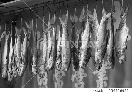 香港・徳輔道西で売られる塩干し魚(ハムユイ)。クサヤに似ていで臭いが美味。かつては安かったが今は高価 香港・徳輔道西で売られる塩干し魚(ハムユイ)。クサヤに似ていで臭いが美味。かつては安かったが今は高価 136336930