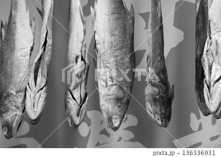 香港・徳輔道西で売られる塩干し魚（ハムユイ）。クサヤに似ていで臭いが美味。かつては安かったが今は高価 136336931