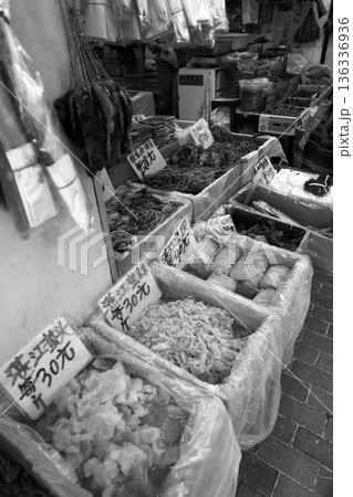 香港・徳輔道西の高級乾物店で売られる高級食材のクラゲ。何に使われるか分からない乾物も多い 136336936