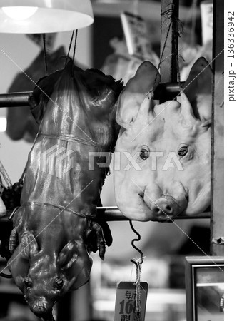 香港・徳輔道西で売られるブタの頭やアヒル。ブタの頭はどのように使われるのだろう？ 136336942