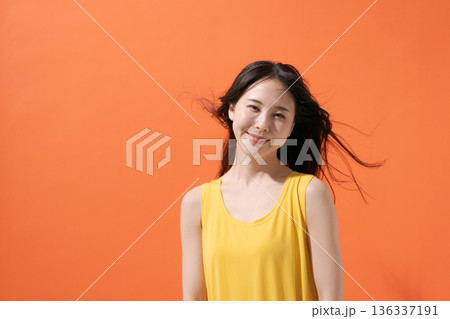 黄色いワンピースの女性 136337191