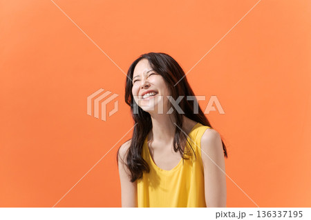黄色いワンピースの女性 136337195