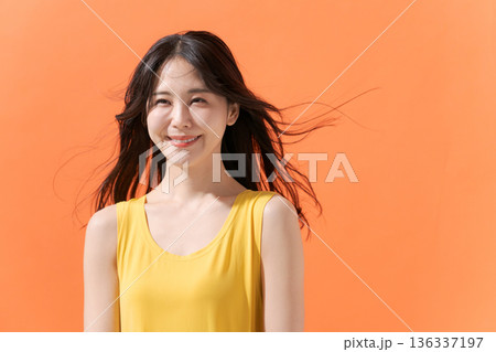 黄色いワンピースの女性 136337197