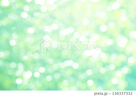 ぼけた緑のバックグラウンド ぼけた緑のバックグラウンド 136337332