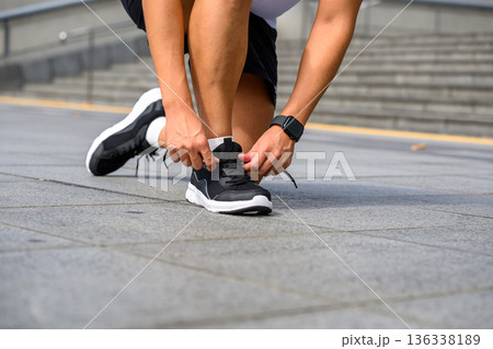 ランニングシューズ紐を結ぶ ランニングシューズ紐を結ぶ 136338189