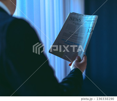 男性が新聞を読む 136338190