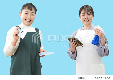 清掃する女性たち 136338522