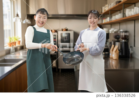 調理する女性と厨房 136338526